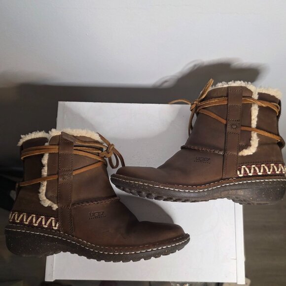UGG Women's Shearling Leather Bootie Size 8 - Picture 1 of 9